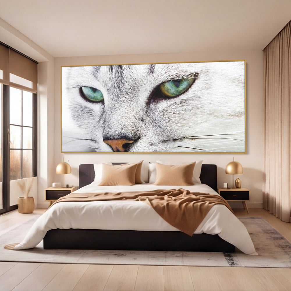 Tablou canvas cu tablou canvas cu ochi de pisica, in rama de aluminiu auriu, pe perete intr-un dormitor